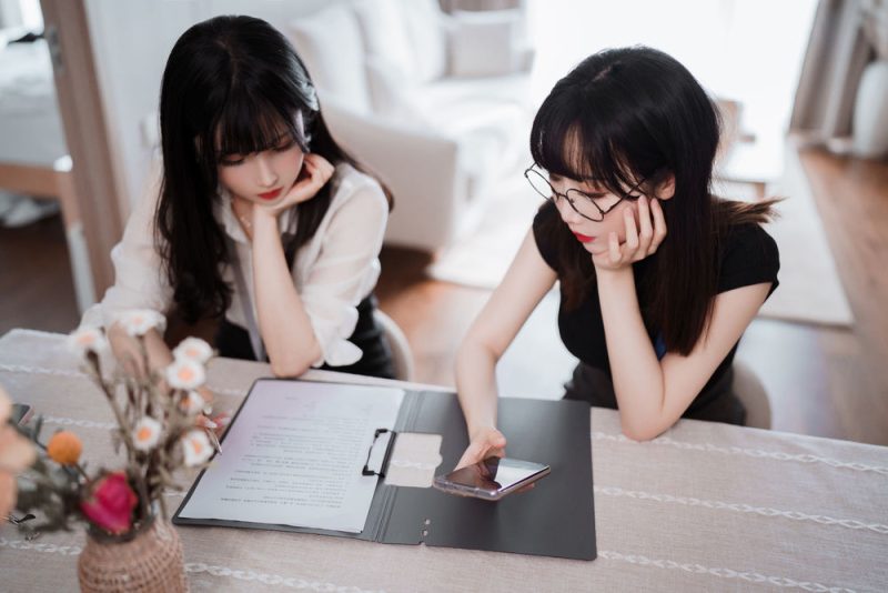 rioko凉凉子 No.090-黑丝ol制服双人&面饼仙儿 – OL百合篇 [51P]-Zos次元社