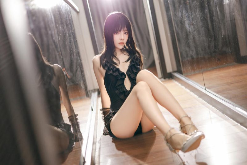 桜桃喵 No.216 – 2023年12月 银色高跟鞋 [26P]-Zos次元社