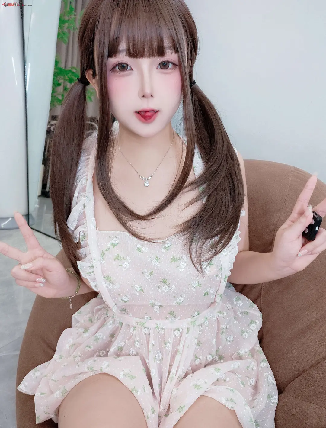 日奈娇 – 小围裙 25P