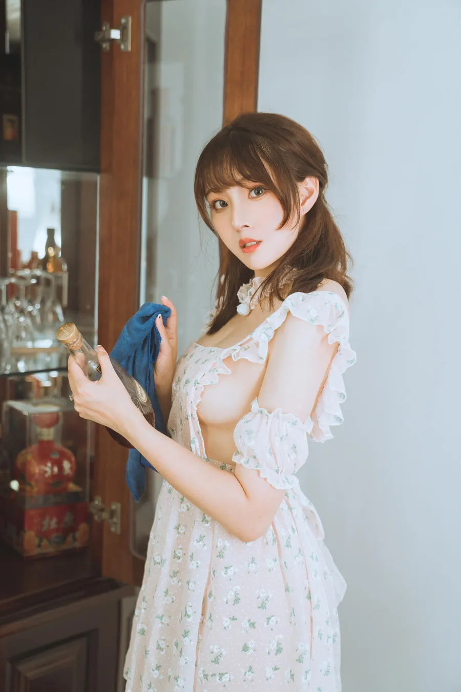 Natsuko夏夏子 – 碎花围裙 21P