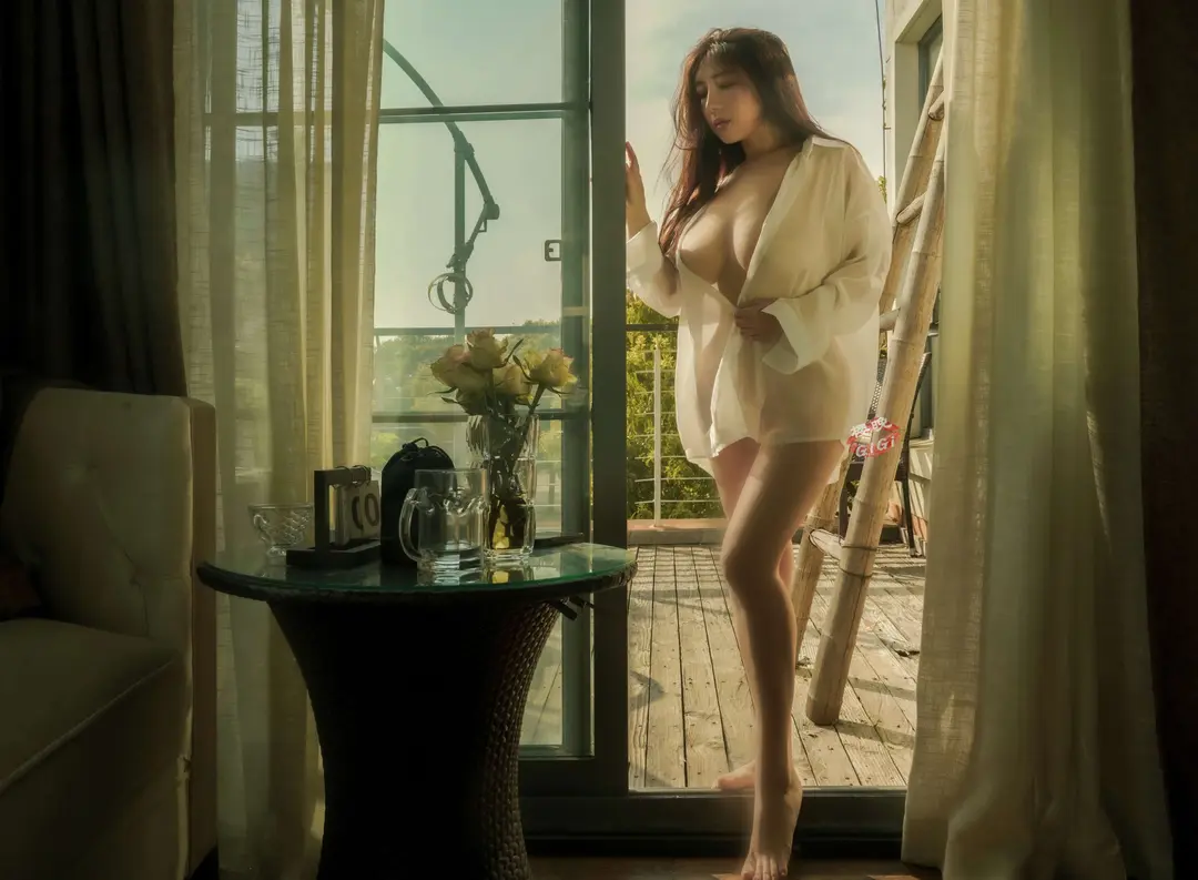 樱晚gigi – 被抚摸的衬衫 20P