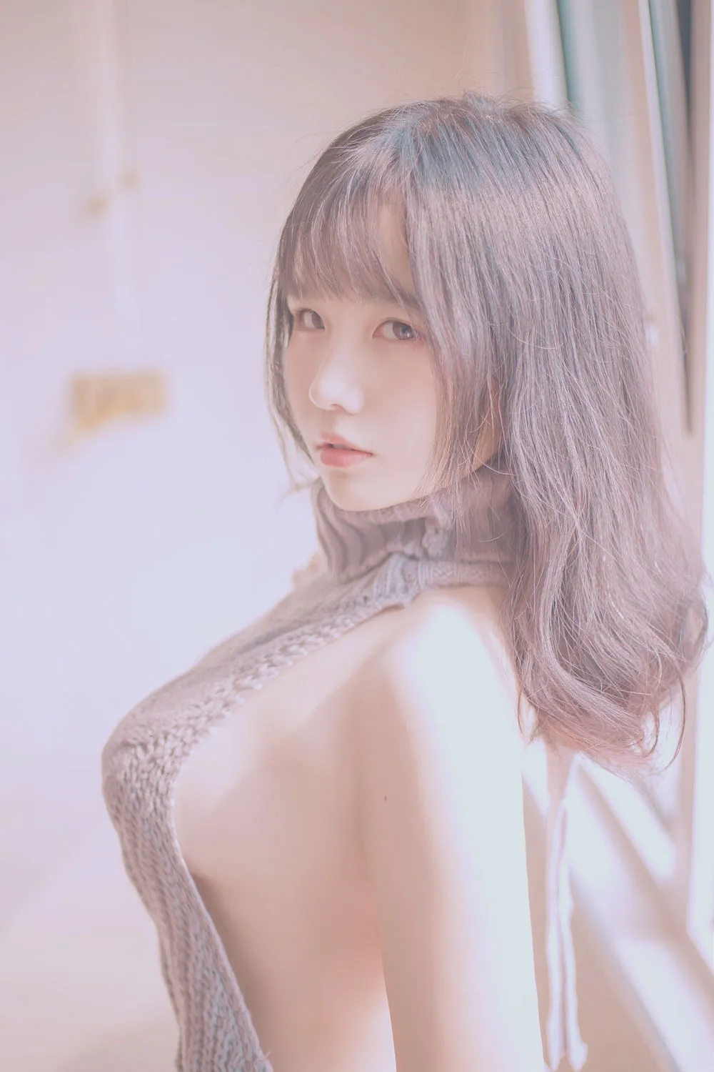 阿半今天很开心 – 露背毛衣 28P
